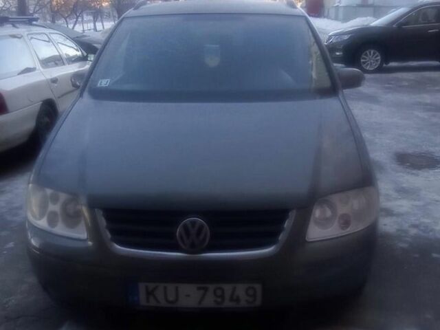 Серый Фольксваген Туран, объемом двигателя 1.6 л и пробегом 274 тыс. км за 2000 $, фото 1 на Automoto.ua