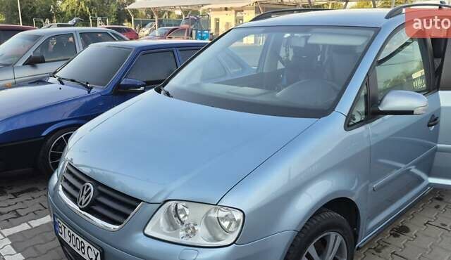 Серый Фольксваген Туран, объемом двигателя 1.6 л и пробегом 250 тыс. км за 6600 $, фото 1 на Automoto.ua