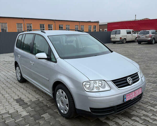 Серый Фольксваген Туран, объемом двигателя 1.6 л и пробегом 250 тыс. км за 4999 $, фото 1 на Automoto.ua