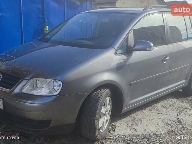 Серый Фольксваген Туран, объемом двигателя 2 л и пробегом 181 тыс. км за 4900 $, фото 1 на Automoto.ua