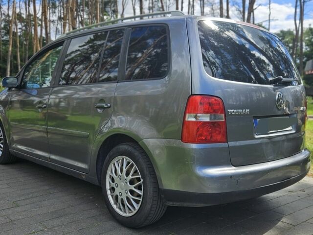 Серый Фольксваген Туран, объемом двигателя 2 л и пробегом 367 тыс. км за 2657 $, фото 1 на Automoto.ua