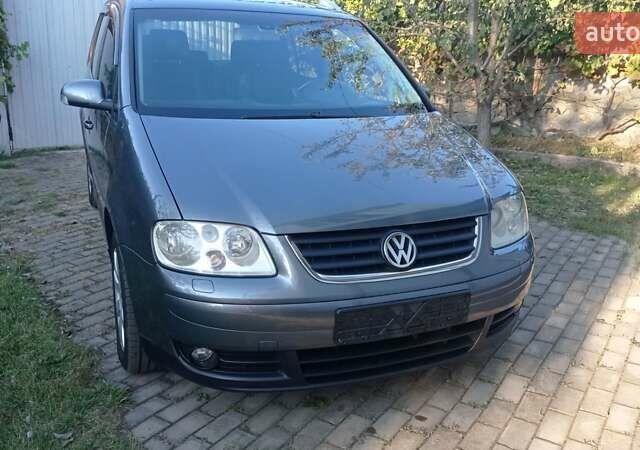 Серый Фольксваген Туран, объемом двигателя 1.9 л и пробегом 281 тыс. км за 6500 $, фото 1 на Automoto.ua