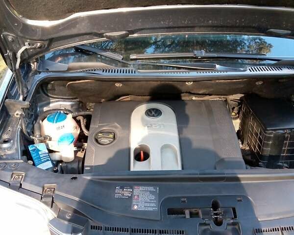 Серый Фольксваген Туран, объемом двигателя 1.6 л и пробегом 257 тыс. км за 5500 $, фото 1 на Automoto.ua