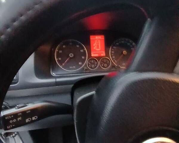 Серый Фольксваген Туран, объемом двигателя 1.6 л и пробегом 258 тыс. км за 5500 $, фото 1 на Automoto.ua