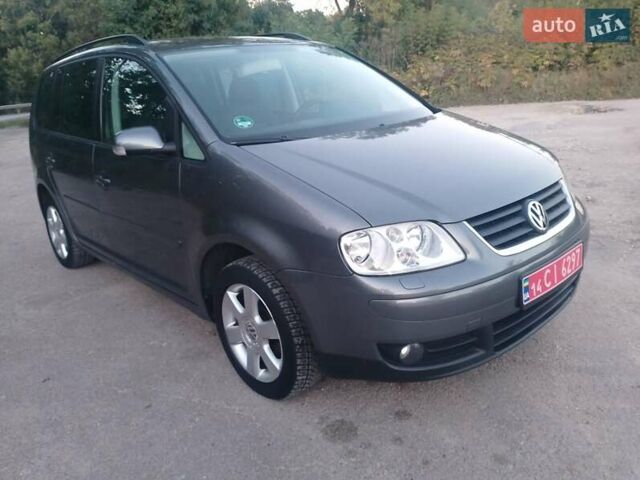 Серый Фольксваген Туран, объемом двигателя 1.6 л и пробегом 215 тыс. км за 5900 $, фото 1 на Automoto.ua