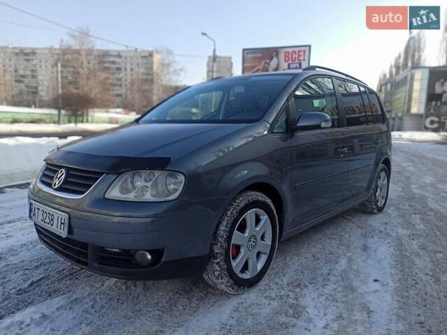 Серый Фольксваген Туран, объемом двигателя 1.6 л и пробегом 251 тыс. км за 6500 $, фото 1 на Automoto.ua