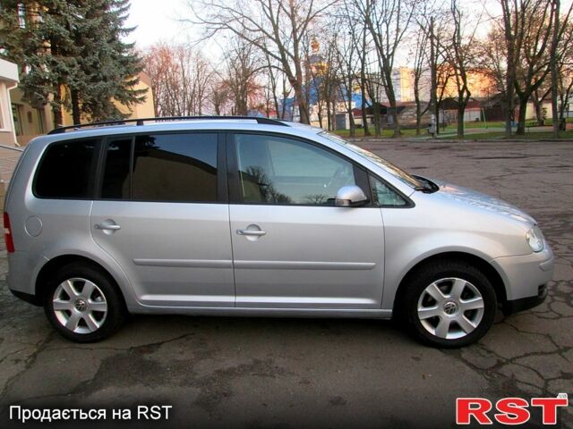 Серый Фольксваген Туран, объемом двигателя 1.6 л и пробегом 230 тыс. км за 6500 $, фото 1 на Automoto.ua