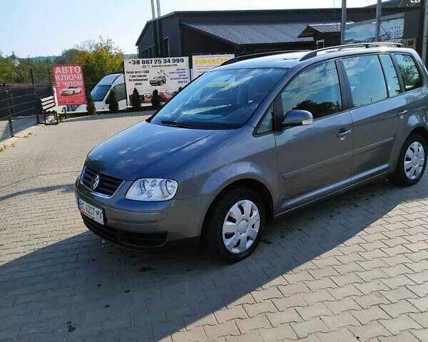 Серый Фольксваген Туран, объемом двигателя 1.6 л и пробегом 245 тыс. км за 6300 $, фото 1 на Automoto.ua