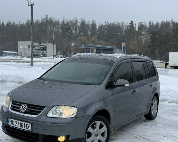 Серый Фольксваген Туран, объемом двигателя 1.9 л и пробегом 367 тыс. км за 4900 $, фото 1 на Automoto.ua