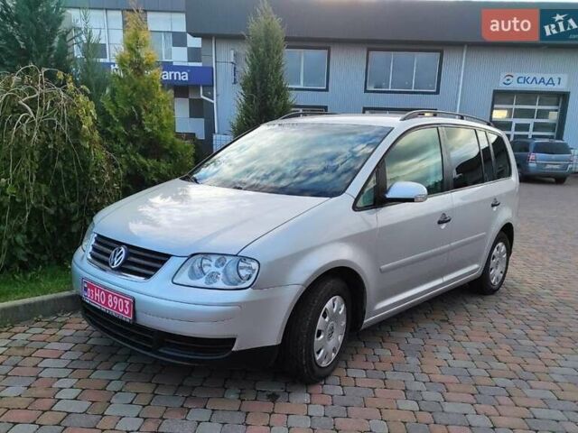 Серый Фольксваген Туран, объемом двигателя 1.6 л и пробегом 220 тыс. км за 5650 $, фото 1 на Automoto.ua