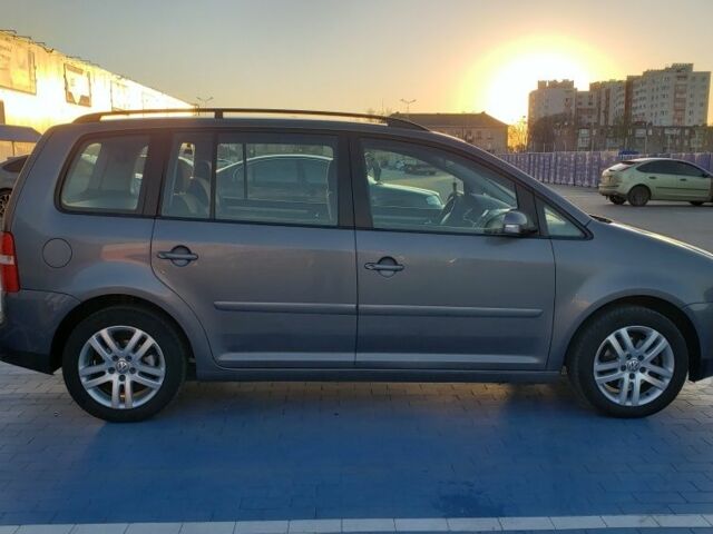 Серый Фольксваген Туран, объемом двигателя 1.9 л и пробегом 240 тыс. км за 6750 $, фото 1 на Automoto.ua