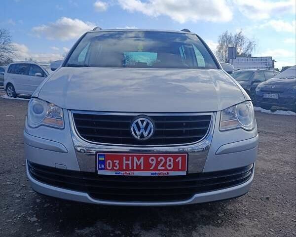 Серый Фольксваген Туран, объемом двигателя 1.6 л и пробегом 203 тыс. км за 6900 $, фото 1 на Automoto.ua
