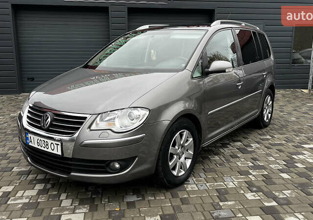 Сірий Фольксваген Туран, об'ємом двигуна 1.97 л та пробігом 302 тис. км за 8000 $, фото 1 на Automoto.ua