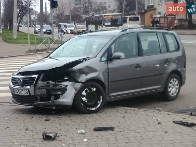 Сірий Фольксваген Туран, об'ємом двигуна 1.6 л та пробігом 257 тис. км за 4500 $, фото 1 на Automoto.ua