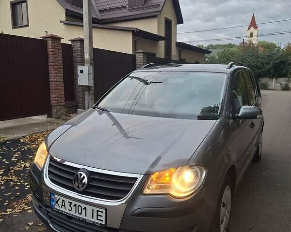 Сірий Фольксваген Туран, об'ємом двигуна 1.39 л та пробігом 295 тис. км за 6000 $, фото 1 на Automoto.ua
