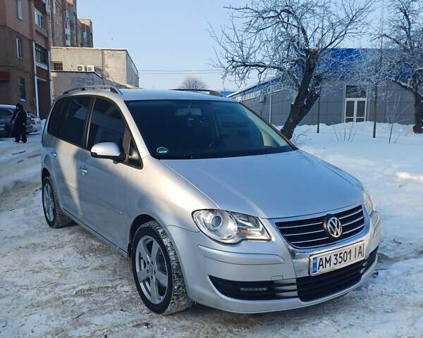 Серый Фольксваген Туран, объемом двигателя 1.6 л и пробегом 257 тыс. км за 7700 $, фото 1 на Automoto.ua