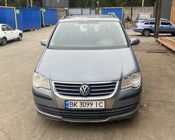 Серый Фольксваген Туран, объемом двигателя 1.6 л и пробегом 225 тыс. км за 6000 $, фото 1 на Automoto.ua