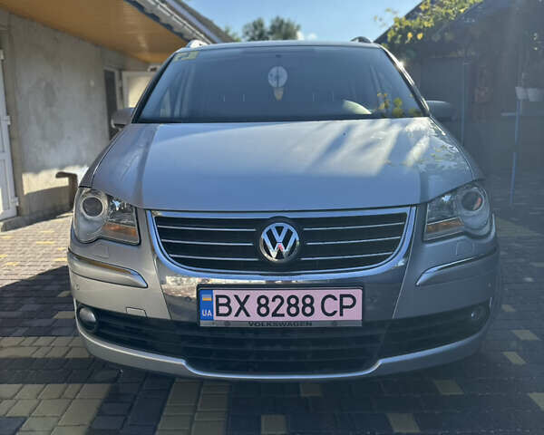 Серый Фольксваген Туран, объемом двигателя 2 л и пробегом 233 тыс. км за 8300 $, фото 1 на Automoto.ua