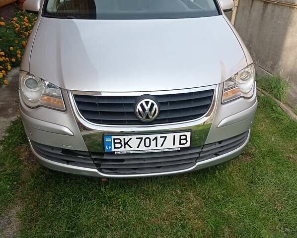 Сірий Фольксваген Туран, об'ємом двигуна 1.6 л та пробігом 285 тис. км за 6000 $, фото 1 на Automoto.ua