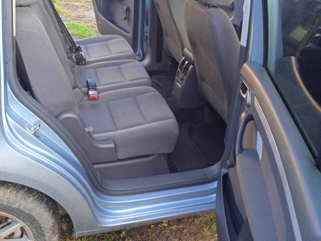 Серый Фольксваген Туран, объемом двигателя 1.6 л и пробегом 236 тыс. км за 6700 $, фото 1 на Automoto.ua