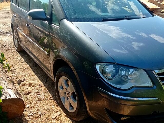 Серый Фольксваген Туран, объемом двигателя 2 л и пробегом 520 тыс. км за 3500 $, фото 1 на Automoto.ua