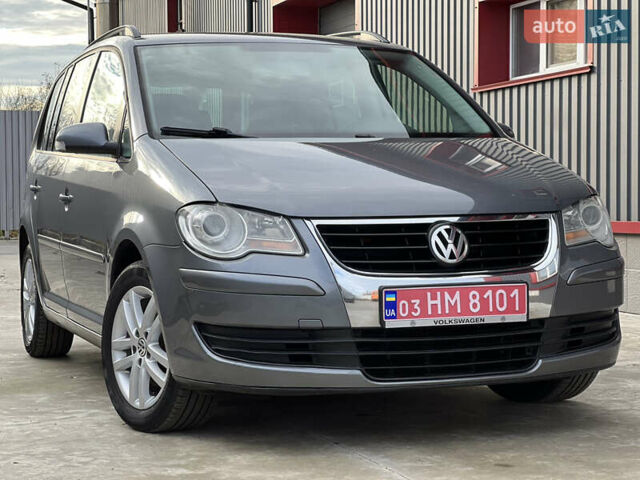 Серый Фольксваген Туран, объемом двигателя 1.6 л и пробегом 217 тыс. км за 8200 $, фото 1 на Automoto.ua