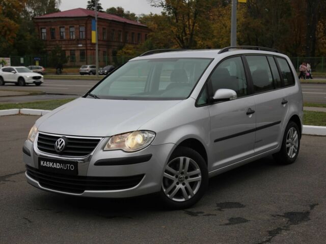 Серый Фольксваген Туран, объемом двигателя 1.6 л и пробегом 218 тыс. км за 8600 $, фото 1 на Automoto.ua