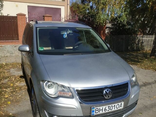 Серый Фольксваген Туран, объемом двигателя 1.4 л и пробегом 216 тыс. км за 6600 $, фото 1 на Automoto.ua