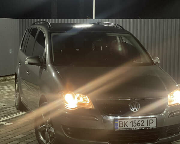 Сірий Фольксваген Туран, об'ємом двигуна 1.4 л та пробігом 243 тис. км за 6750 $, фото 1 на Automoto.ua