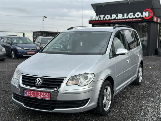 Серый Фольксваген Туран, объемом двигателя 1.6 л и пробегом 228 тыс. км за 8000 $, фото 1 на Automoto.ua