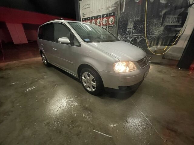 Серый Фольксваген Туран, объемом двигателя 1.9 л и пробегом 300 тыс. км за 1950 $, фото 1 на Automoto.ua