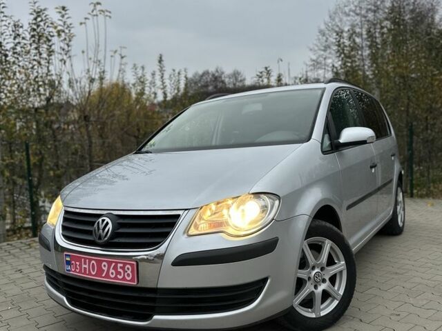 Серый Фольксваген Туран, объемом двигателя 1.6 л и пробегом 215 тыс. км за 6500 $, фото 1 на Automoto.ua