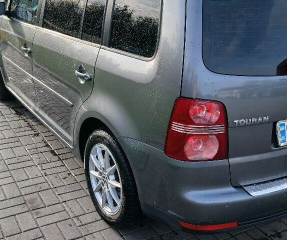 Серый Фольксваген Туран, объемом двигателя 1.4 л и пробегом 277 тыс. км за 6300 $, фото 1 на Automoto.ua