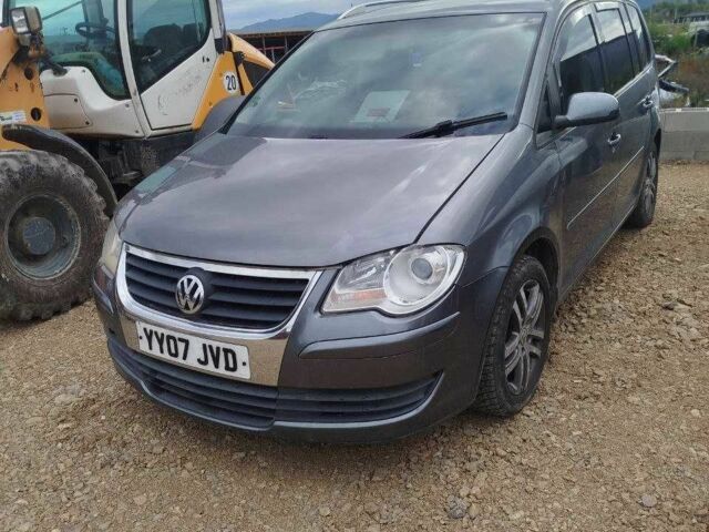 Серый Фольксваген Туран, объемом двигателя 1.9 л и пробегом 250 тыс. км за 3400 $, фото 1 на Automoto.ua