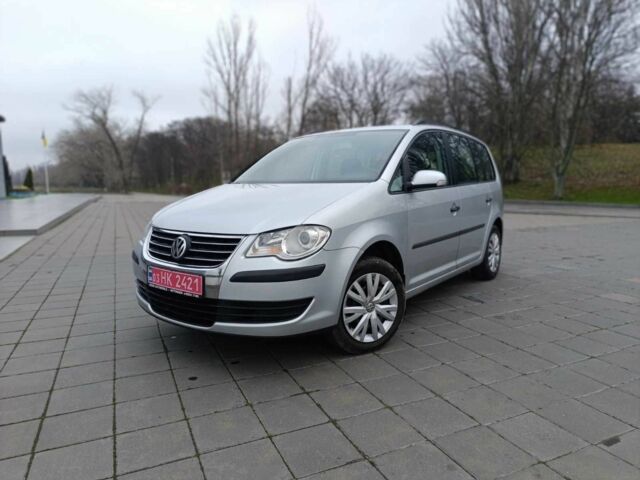 Серый Фольксваген Туран, объемом двигателя 1.6 л и пробегом 237 тыс. км за 7100 $, фото 1 на Automoto.ua