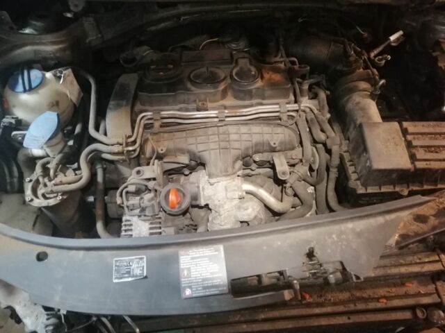 Серый Фольксваген Туран, объемом двигателя 2 л и пробегом 200 тыс. км за 3000 $, фото 1 на Automoto.ua