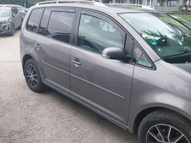 Серый Фольксваген Туран, объемом двигателя 1.9 л и пробегом 250 тыс. км за 7000 $, фото 1 на Automoto.ua