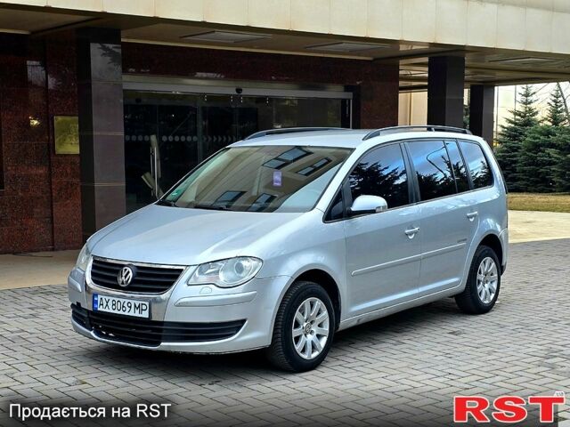 Серый Фольксваген Туран, объемом двигателя 1.9 л и пробегом 250 тыс. км за 4900 $, фото 1 на Automoto.ua