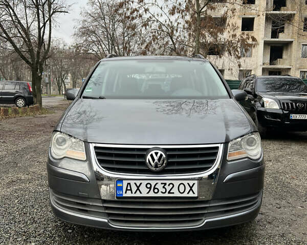 Сірий Фольксваген Туран, об'ємом двигуна 1.39 л та пробігом 208 тис. км за 7200 $, фото 1 на Automoto.ua