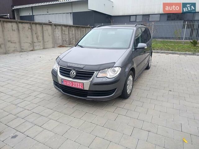 Серый Фольксваген Туран, объемом двигателя 1.6 л и пробегом 224 тыс. км за 7300 $, фото 1 на Automoto.ua