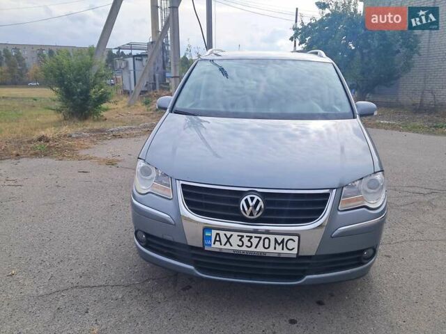 Серый Фольксваген Туран, объемом двигателя 1.4 л и пробегом 209 тыс. км за 6500 $, фото 1 на Automoto.ua
