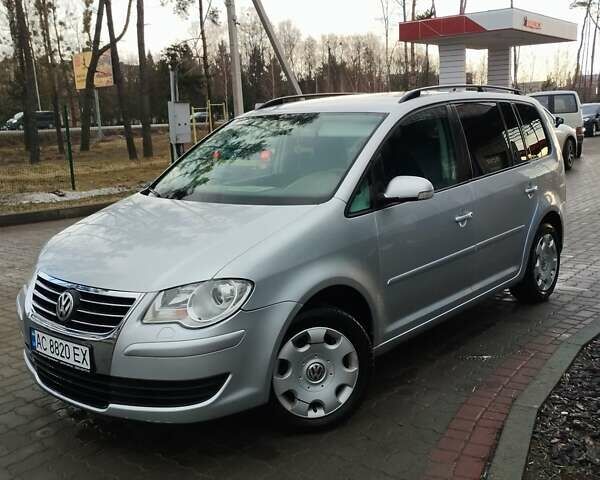 Серый Фольксваген Туран, объемом двигателя 1.9 л и пробегом 377 тыс. км за 6250 $, фото 1 на Automoto.ua