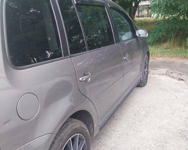 Серый Фольксваген Туран, объемом двигателя 1.9 л и пробегом 250 тыс. км за 7000 $, фото 1 на Automoto.ua