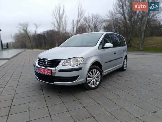 Серый Фольксваген Туран, объемом двигателя 1.6 л и пробегом 237 тыс. км за 7100 $, фото 1 на Automoto.ua