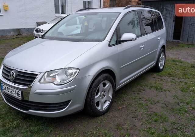 Серый Фольксваген Туран, объемом двигателя 1.39 л и пробегом 211 тыс. км за 5500 $, фото 1 на Automoto.ua