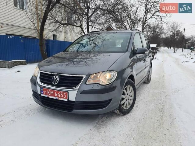 Серый Фольксваген Туран, объемом двигателя 1.6 л и пробегом 250 тыс. км за 7100 $, фото 1 на Automoto.ua
