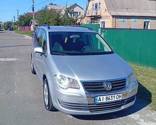 Серый Фольксваген Туран, объемом двигателя 1.9 л и пробегом 289 тыс. км за 7800 $, фото 1 на Automoto.ua