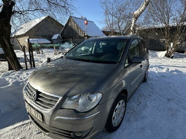 Сірий Фольксваген Туран, об'ємом двигуна 2 л та пробігом 390 тис. км за 2800 $, фото 1 на Automoto.ua