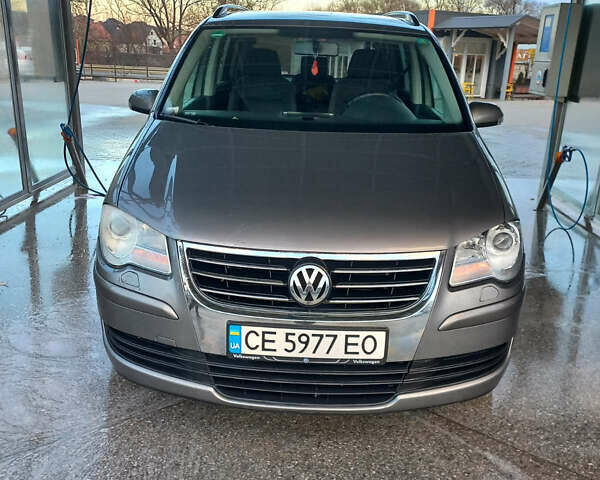 Серый Фольксваген Туран, объемом двигателя 1.9 л и пробегом 250 тыс. км за 7700 $, фото 1 на Automoto.ua