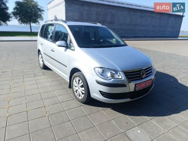 Серый Фольксваген Туран, объемом двигателя 1.6 л и пробегом 237 тыс. км за 6800 $, фото 1 на Automoto.ua